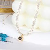 Personalisierte Perlenkette mit Foto Projektion – Kette mit Bild und rundem Gold-Silber Anhänger