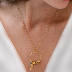 Personalisierte Namenskette mit Geburtsstein Engelsflügel Herz – Ringanhänger mit Namensperlen, Geschenk für Mama Oma & Sie