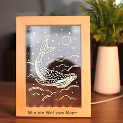 Personalisierte LED Nachtlampe mit Holz Bilderrahmen und handgefertigter Gravur – Skizzenportrait als einzigartiges Erinnerungsgeschenk