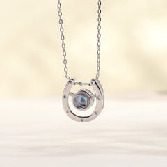 Personalisierte Hufeisen Halskette mit Bild im Stein - Glück & Stärke Erinnerungsgeschenk für Pferdeliebhaber mit Foto Gravur