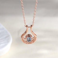 925 Silber Projektionskette mit Bild im Stein – U-förmiger Tropfen mit filigranem Muster