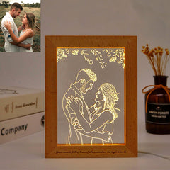Personalisierte LED Nachtlampe mit Holz Bilderrahmen und handgefertigter Gravur – Skizzenportrait als einzigartiges Erinnerungsgeschenk