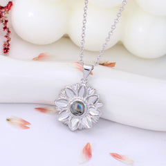 Personalisierte Halskette mit Bild im Stein - Gänseblümchen Anhänger mit Foto, Geschenk zur Erinnerung für sie