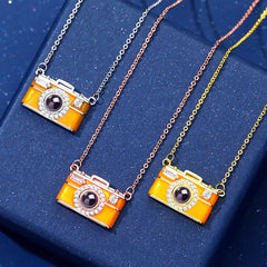 Personalisierte Kamera Projektionskette mit Foto & Gravur drin im Stein – Orange Emaille, Kreatives Geschenk für Sie oder Ihn