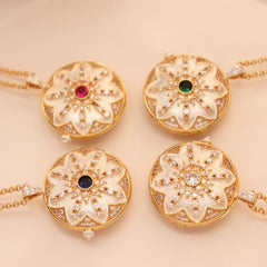 18K Vergoldete Runde Foto Medaillon Halskette – Vintage Sonnenblume mit Zirkonia,Platz für 2 Fotos, Elegantes Geschenk für Sie