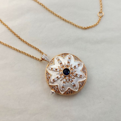 18K Vergoldete Runde Foto Medaillon Halskette – Vintage Sonnenblume mit Zirkonia,Platz für 2 Fotos, Elegantes Geschenk für Sie