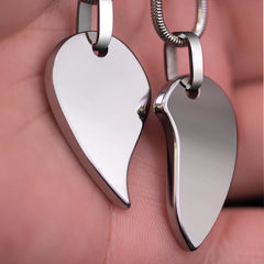 Personalisierte Herz-Partnerketten Zweiteilige Puzzlekette für Paare – Wolfram Ketten, Gravur mit Bild & Namen