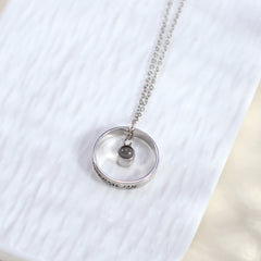 Personalisierte Projektionskette mit Gravur Ring – Runde Kette mit Bild im Stein, Fotogeschenk für Sie & Ihn