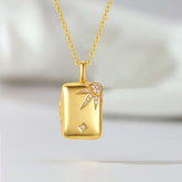 Personalisierte 925 Silber Foto Medaillon Kette – Buch Anhänger mit Sonne und Sternen, Platz für Bilder, Notizen und Haare, Kreatives Geschenk