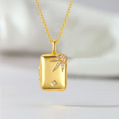 Personalisierte 925 Silber Foto Medaillon Kette – Buch Anhänger mit Sonne und Sternen, Platz für Bilder, Notizen und Haare, Kreatives Geschenk