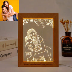 Personalisierte LED Nachtlampe mit Holz Bilderrahmen und handgefertigter Gravur – Skizzenportrait als einzigartiges Erinnerungsgeschenk