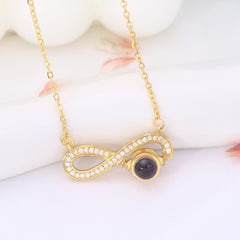 Personalisierte Fotokette mit Projektion – Unendlichkeitssymbol und Buchstaben „MOM“ Anhänger mit Bild.