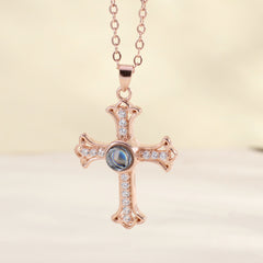 Feine Kreuz Zirkonia Kreuz Projektion Kette mit Bild im Stein – Personalisierbar Elegantes Erinnerungsgeschenk mit Foto & Gravur