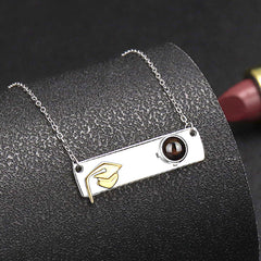 925 Silber Personalisierte Doktorhut Bar Kette mit Bild im Stein – Erinnerungsgeschenke zum Schulabschluss mit Gravur