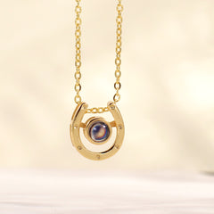 Personalisierte Hufeisen Halskette mit Bild im Stein - Glück & Stärke Erinnerungsgeschenk für Pferdeliebhaber mit Foto Gravur