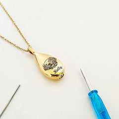 Personalisierter Edelstahl Gedenkschmuck mit Urne – Tropfenanhänger mit graviertem Muster, beidseitig gravierbar