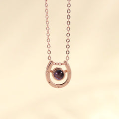 Personalisierte Hufeisen Halskette mit Bild im Stein - Glück & Stärke Erinnerungsgeschenk für Pferdeliebhaber mit Foto Gravur