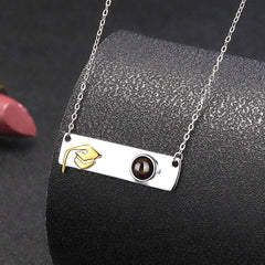 925 Silber Personalisierte Doktorhut Bar Kette mit Bild im Stein – Erinnerungsgeschenke zum Schulabschluss mit Gravur