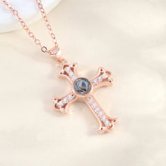 Feine Kreuz Zirkonia Kreuz Projektion Kette mit Bild im Stein – Personalisierbar Elegantes Erinnerungsgeschenk mit Foto & Gravur