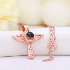 Personalisierte Kette mit Bild im Stein - Flügel Kreuz Anhänger mit Foto, Erinnerung Geschenk für Frauen