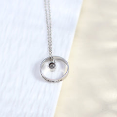 Personalisierte Projektionskette mit Gravur Ring – Runde Kette mit Bild im Stein, Fotogeschenk für Sie & Ihn