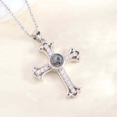 Feine Kreuz Zirkonia Kreuz Projektion Kette mit Bild im Stein – Personalisierbar Elegantes Erinnerungsgeschenk mit Foto & Gravur