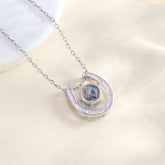 Personalisierte Hufeisen Halskette mit Bild im Stein - Glück & Stärke Erinnerungsgeschenk für Pferdeliebhaber mit Foto Gravur