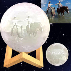 Personalisierte 3D Mondlampe mit Foto und Gravur – Wählbare Größen mit Holzständer – Perfektes Erinnerungs Foto Geschenk