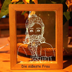 Personalisierte LED Nachtlampe mit Holz Bilderrahmen und handgefertigter Gravur – Skizzenportrait als einzigartiges Erinnerungsgeschenk