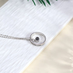 Personalisierte Projektionskette mit Gravur Ring – Runde Kette mit Bild im Stein, Fotogeschenk für Sie & Ihn