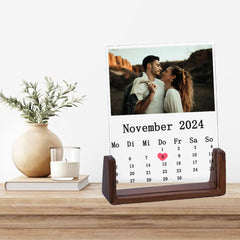 Personalisierter Acryl LED-Bilderrahmen mit Holzsockel – Individueller Kalender & Foto, Perfektes Geschenk für Jubiläum & Geburtstag