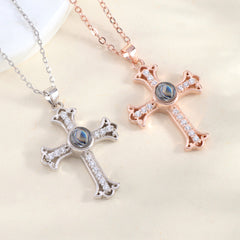 Feine Kreuz Zirkonia Kreuz Projektion Kette mit Bild im Stein – Personalisierbar Elegantes Erinnerungsgeschenk mit Foto & Gravur