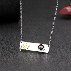 925 Silber Personalisierte Doktorhut Bar Kette mit Bild im Stein – Erinnerungsgeschenke zum Schulabschluss mit Gravur