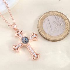 Feine Kreuz Zirkonia Kreuz Projektion Kette mit Bild im Stein – Personalisierbar Elegantes Erinnerungsgeschenk mit Foto & Gravur