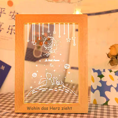 Personalisierte LED Nachtlampe mit Holz Bilderrahmen und handgefertigter Gravur – Skizzenportrait als einzigartiges Erinnerungsgeschenk