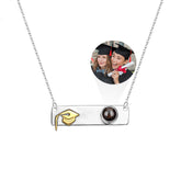 925 Silber Personalisierte Doktorhut Bar Kette mit Bild im Stein – Erinnerungsgeschenke zum Schulabschluss mit Gravur