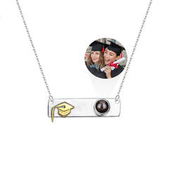 925 Silber Personalisierte Doktorhut Bar Kette mit Bild im Stein – Erinnerungsgeschenke zum Schulabschluss mit Gravur