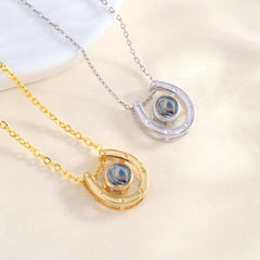 Personalisierte Hufeisen Halskette mit Bild im Stein - Glück & Stärke Erinnerungsgeschenk für Pferdeliebhaber mit Foto Gravur