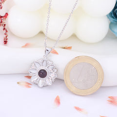 Personalisierte Halskette mit Bild im Stein - Gänseblümchen Anhänger mit Foto, Geschenk zur Erinnerung für sie