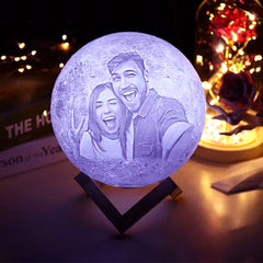 Personalisierte 3D Mondlampe mit Foto und Gravur – Wählbare Größen mit Holzständer – Perfektes Erinnerungs Foto Geschenk