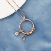 Personalisierte Namenskette mit Geburtsstein Engelsflügel Herz – Ringanhänger mit Namensperlen, Geschenk für Mama Oma & Sie