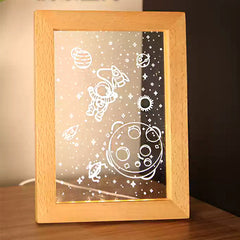 Personalisierte LED Nachtlampe mit Holz Bilderrahmen und handgefertigter Gravur – Skizzenportrait als einzigartiges Erinnerungsgeschenk