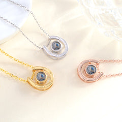 Personalisierte Hufeisen Halskette mit Bild im Stein - Glück & Stärke Erinnerungsgeschenk für Pferdeliebhaber mit Foto Gravur