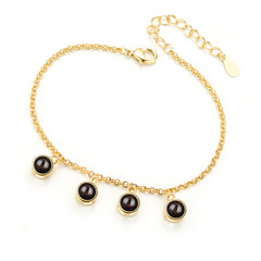 Personalisiertes Fotoprojektions Armband mit 1–7 Bildern – Runder Anhänger mit Bild im Stein, Gravur & 18K Vergoldung