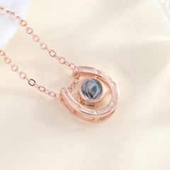 Personalisierte Hufeisen Halskette mit Bild im Stein - Glück & Stärke Erinnerungsgeschenk für Pferdeliebhaber mit Foto Gravur