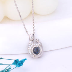 Personalisierte Silber Foto Kette mit Bild im Stein - Anhänger "Mutter und Kind Umarmung" mit Foto, Geschenk für Mutter und Ehefrau zum Muttertag
