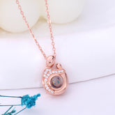 Personalisierte Silber Foto Kette mit Bild im Stein - Anhänger "Mutter und Kind Umarmung" mit Foto, Geschenk für Mutter und Ehefrau zum Muttertag