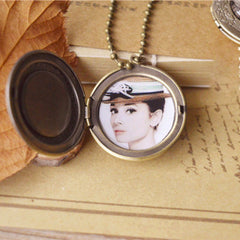 Personalisierte Foto Medaillon Runder Kette mit antiker Kupferblumenrelief & Resin Schmetterling Vogel Eiffelturm,Erinnerungs Geschenk