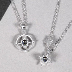 Personalisierte Foto-Projektionskette mit Bild im Stein – Kompass und Strahlendes Licht Design, Romantisches Geschenk für Ihn und Sie