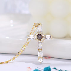 Schmuck mit Foto – Zirkon Kreuz Anhänger in personalisierter Kette